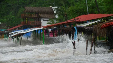 México | Tormenta John toca tierra por segunda vez y afecta el estado de Michoacán
