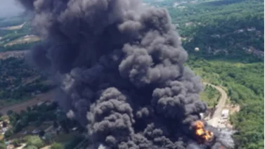 Atlanta emite alertas tras incendio en planta química: humo visible a kilómetros de distancia