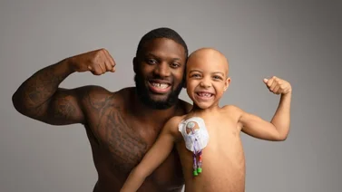 NFL: Así fue el emotivo momento en que el hijo de 7 años de un jugador de Jacksonville celebró tras vencer la leucemia (+Video)