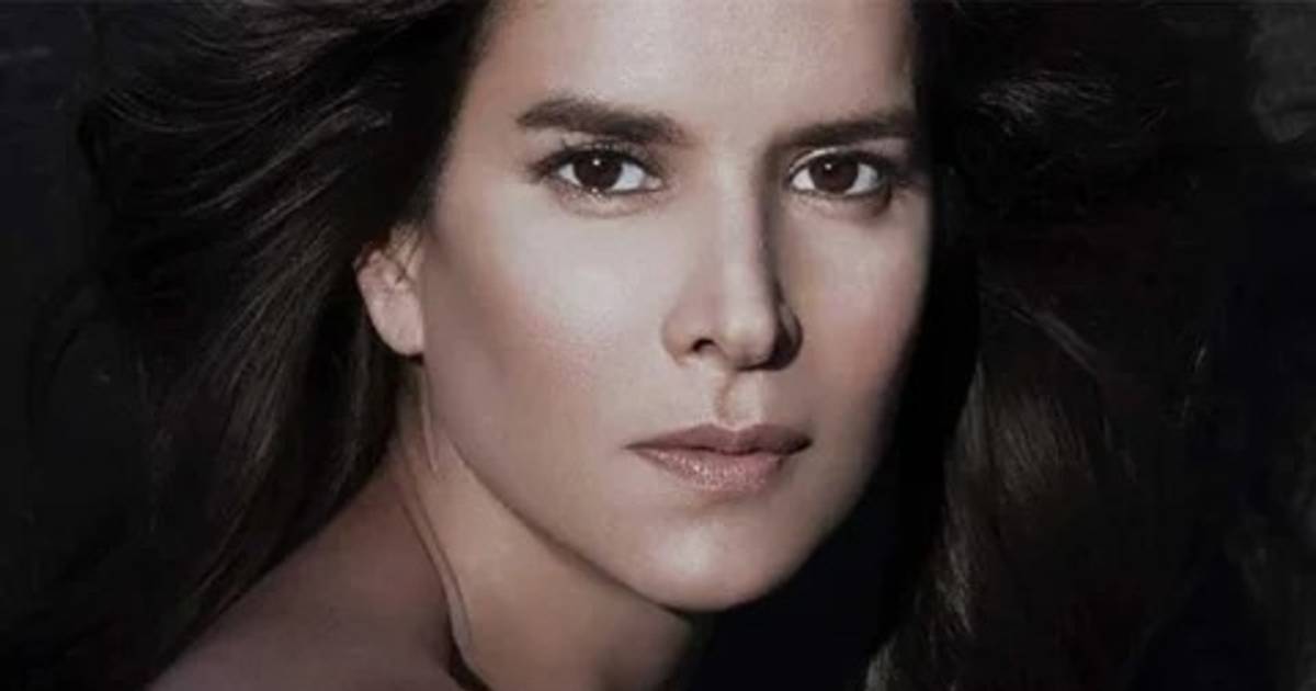 Patricia Velásquez imponente en la pasarela a sus 54 años