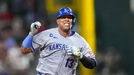 Salvador Pérez acaricia increíble marca de Miguel Cabrera y Bob Abreu en MLB (+video)