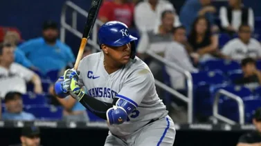 ¡A dos de los 300! Salvador Pérez empieza la jornada con este largo bambinazo (+video)