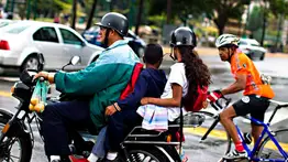 Nueva normativa del INTT: Prohibición del transporte de niños en motos