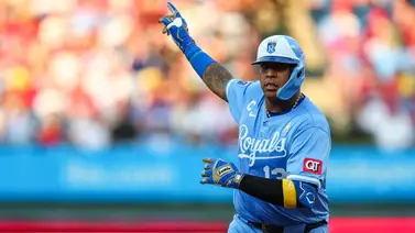 ¡300! Salvador Pérez ingresó a la historia de MLB con 2 jonrones ante Filadelfia