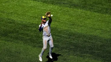 ¡También a la defensa! Jackson Chourio realiza la atrapada de la jornada en MLB