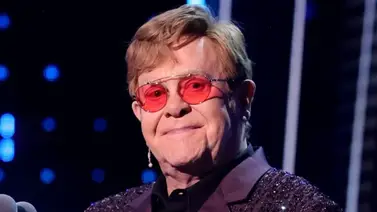 Elton John apareció en un hospital con piernas enyesadas y collarín ¿Qué le pasó?