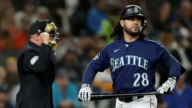 Eugenio Suárez cayó en este terrible bache que por fortuna no afectó a los Marineros Eugenio Suárez cayó en este terrible bache que por fortuna no afectó a los Marineros