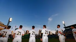 MLB: Hijo y nieto de Roberto Clemente hacen primer lanzamiento