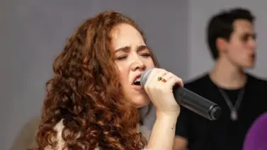 Palola cautiva al cantar en la pasarela del New York Fashion Week