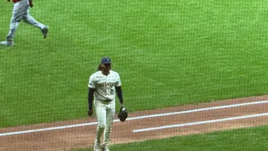 Freddy Peralta iguala el liderato de victorias de Grandes Ligas con Max Fried (+Detalles)