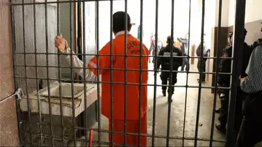 Investigan a cantante por cantarle a los presos de un penal en México 