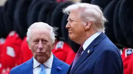 Donald Trump peca y rompe los protocolos en su visita al rey Carlos III