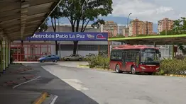 ¿Otra vez? Incendio consume equipos del Metro de Caracas (+Video)