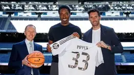 Scottie Pippen homenajeado por Real Madrid en su visita a España