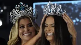 Reina de belleza pierde su corona al revelar que está embarazada y termina en el hospital
