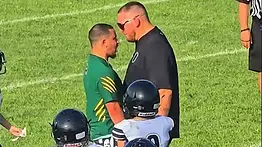 Vergüenza total: Entrenadores pelean frente a niños de fútbol americano y los suspenden indefinidamente
