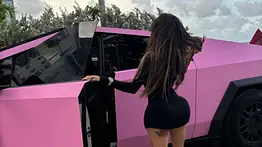 Modelo de OnlyFans es vetada de por vida en un estadio de fútbol 
