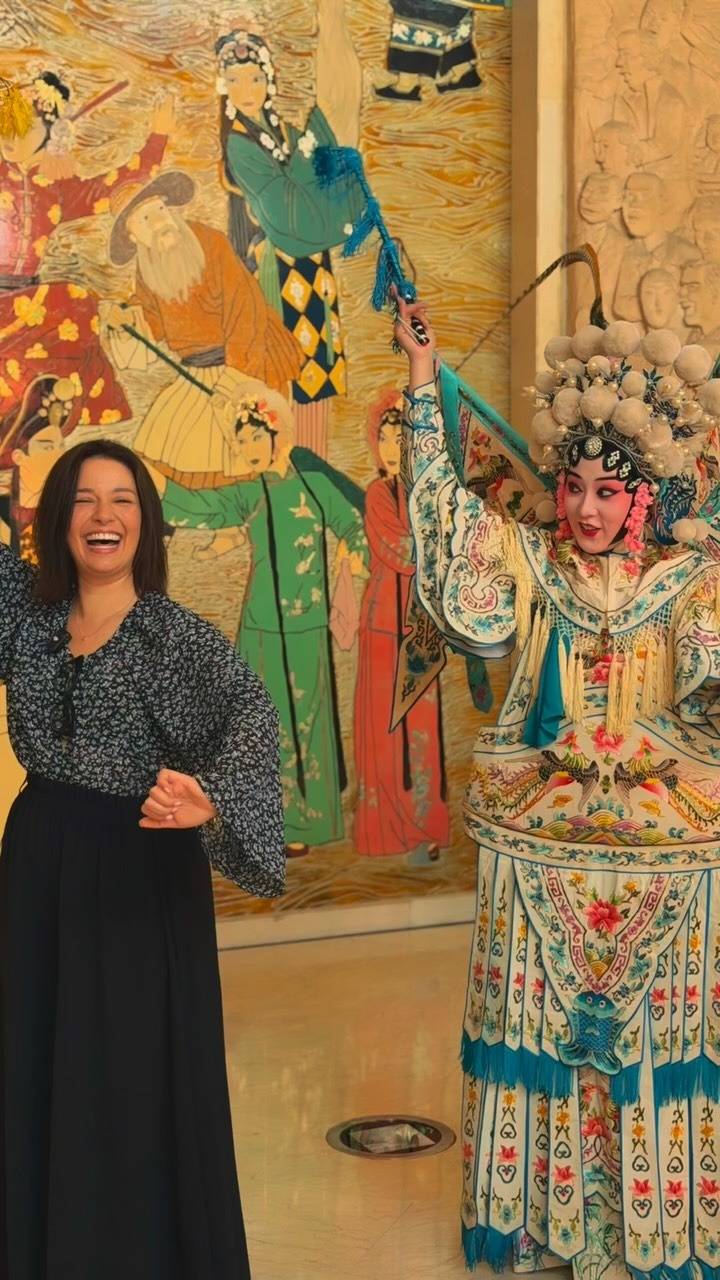 Daniela Alvarado casi fue atropellada en China Daniela Alvarado casi fue atropellada en China