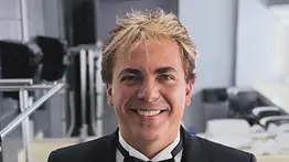 Cristian Castro no oculta su amor y le da una serenata a su novia en pleno concierto