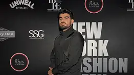 Jonathan Moly sorprende como modelo en New York Fashion Week