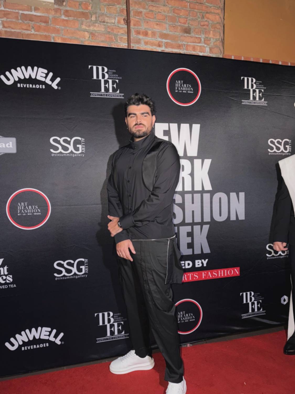 Jonathan Moly sorprende como modelo en New York Fashion Week Jonathan Moly sorprende como modelo en New York Fashion Week