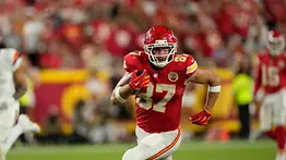 A la caza de Gonzalez: Travis Kelce escala al segundo puesto histórico entre alas cerradas