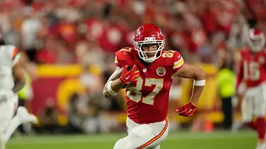 A la caza de Gonzalez: Travis Kelce escala al segundo puesto histórico entre alas cerradas A la caza de Gonzalez: Travis Kelce escala al segundo puesto histórico entre alas cerradas