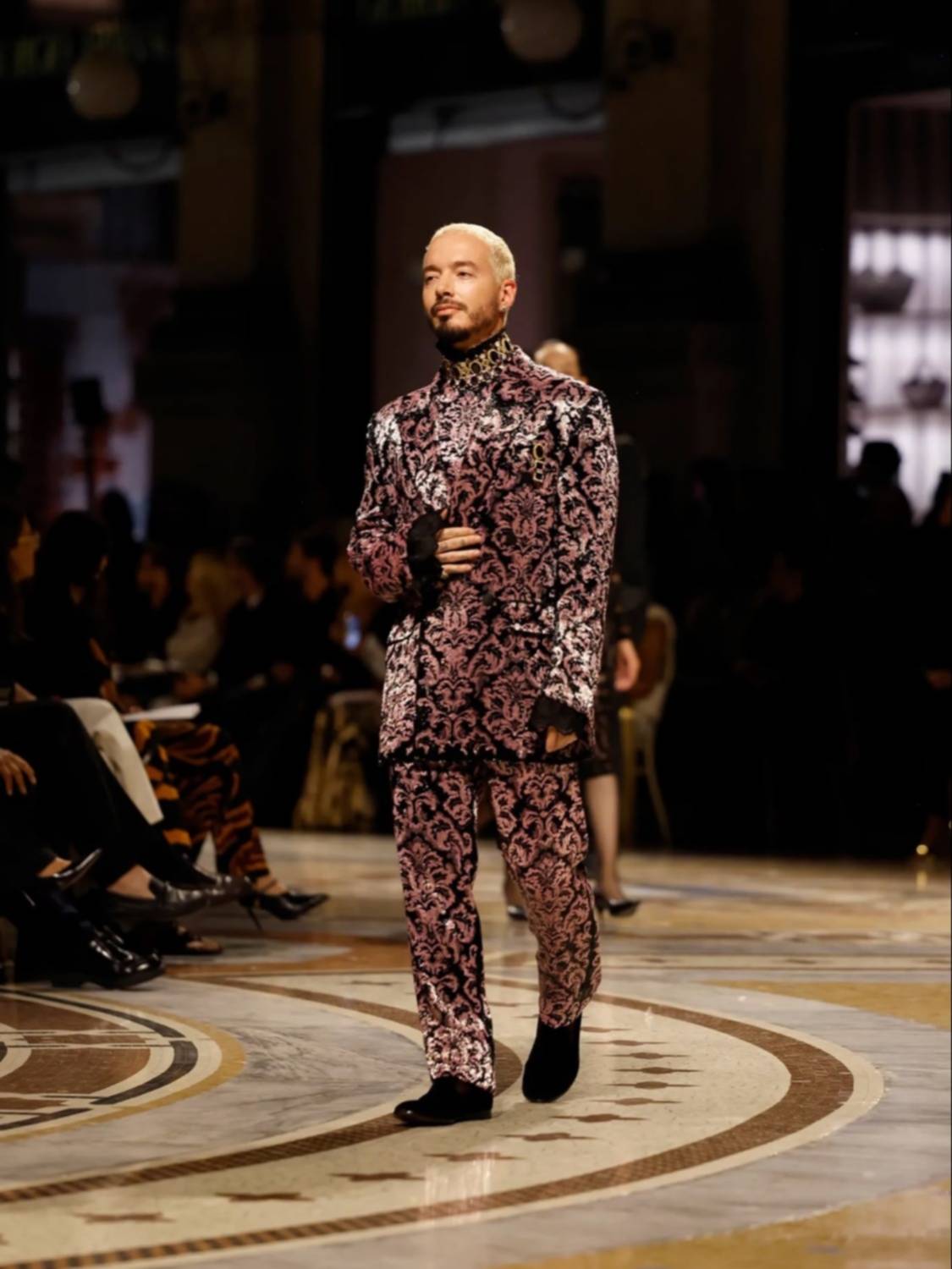 J Balvin desfiló con soltura en el Vogue World Milano 2026 ¡Míralo!