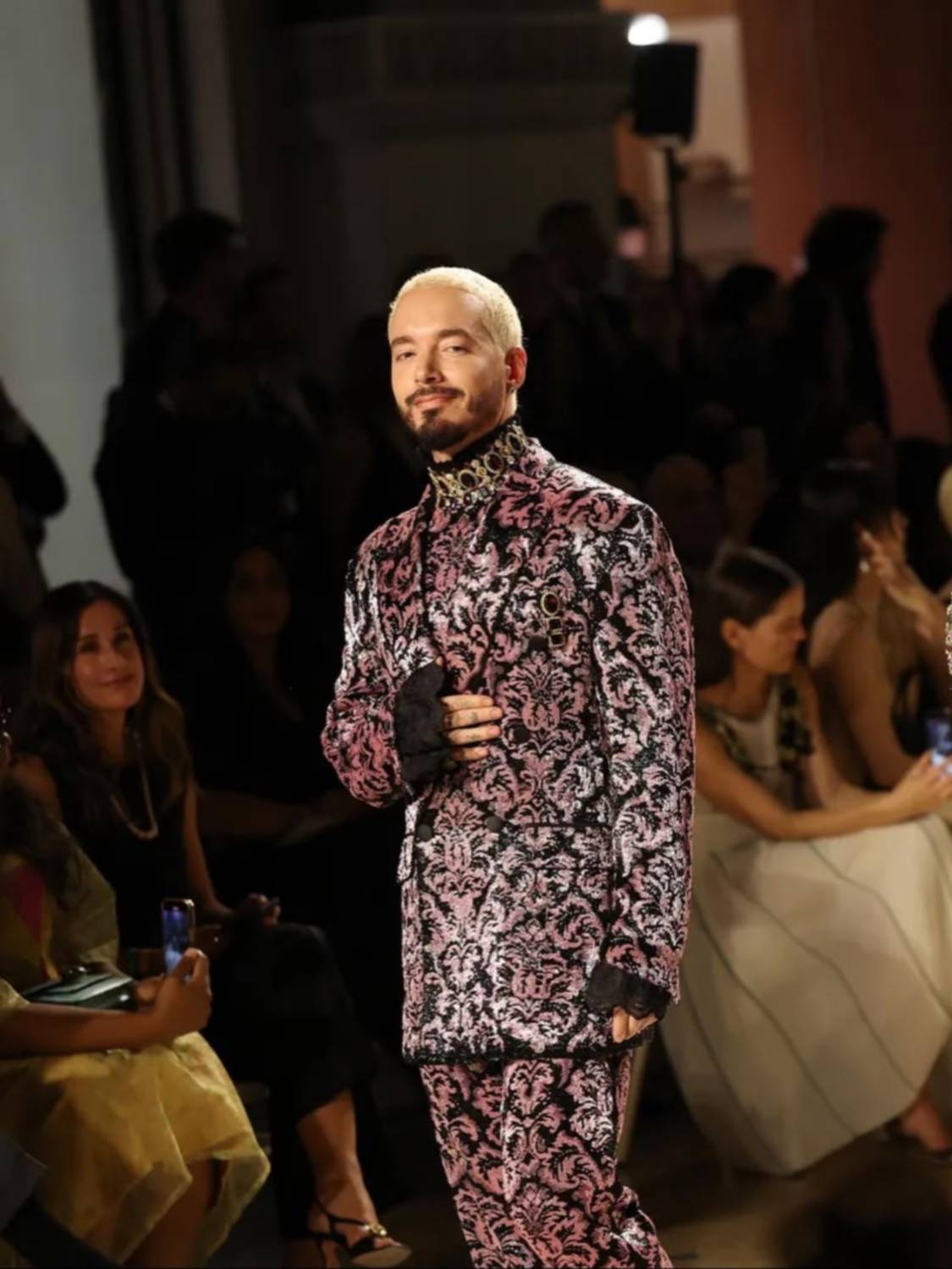 J Balvin desfiló con soltura en el Vogue World Milano 2026 ¡Míralo! J Balvin desfiló con soltura en el Vogue World Milano 2026 ¡Míralo!