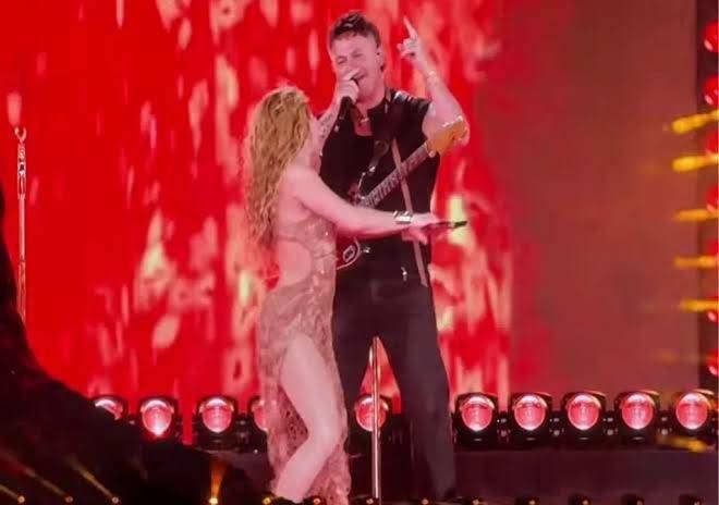 Shakira y Alejandro Sanz cantan juntos Shakira y Alejandro Sanz cantan juntos