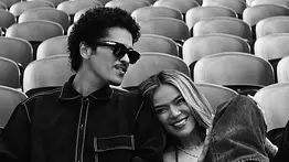 Bruno Mars muestra sus “celos” por la aparición de Drake con Karol G: “Debo recuperarla”