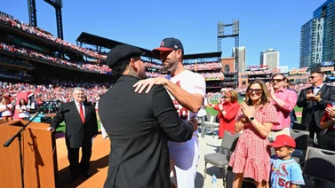 MLB: Adam Wainwright fue despedido a lo grande por dos grandes amigos