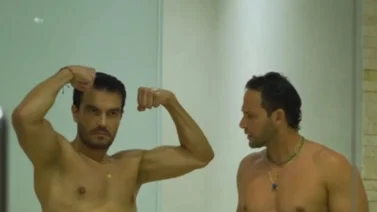 ¡Traigan a los bomberos! Luciano D’Alessandro y Gabriel Coronel calientan las redes con un atrevido video “en pelotas”