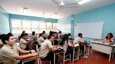 ¿Qué establece la normativa venezolana sobre los uniformes escolares?