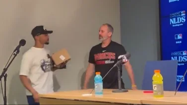 MLB: Mookie Betts irrumpe en la rueda de prensa de Torey Lovullo y tienen un intercambio de palabras (+Video)