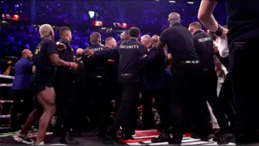 ¡A puños limpios! Así fue la trifulca que se armó en la pelea de Logan Paul (+Video)