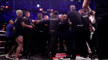 ¡A puños limpios! Así fue la trifulca que se armó en la pelea de Logan Paul (+Video) ¡A puños limpios! Así fue la trifulca que se armó en la pelea de Logan Paul (+Video)