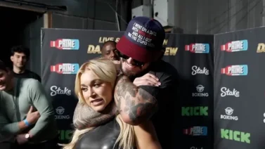 ¡Increíble! Este luchador de MMA desmayó a entrevistadora con una guillotina (+Video)