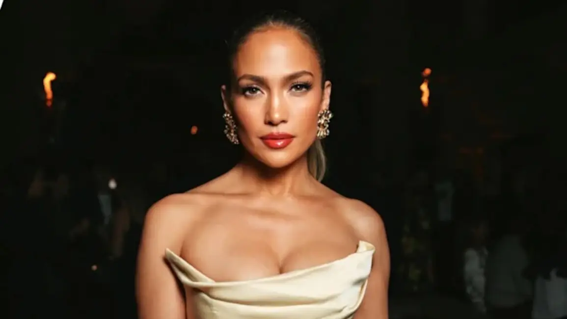 Jennifer López deja sus seguidores acalorados al posar con un sexy Babydoll transparente