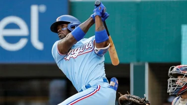 MLB: El cubano Adolis Garcia acerca a Rangers con este dantesco vuelacercas (+video)