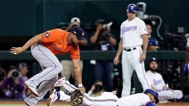 MLB: ¡Insólito! Marcus Semien fue sorprendido por culpa de su guante de bateo (+Videos)