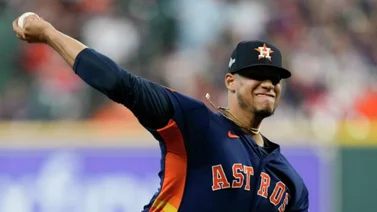 MLB: Bryan Abreu recibe esta sanción por el pelotazo a Adolis Garcia (+video)