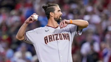 MLB: Este súper atleta olímpico fue el encargado de realizar el primer lanzamiento del Phillies-DBacks (+Vídeo)