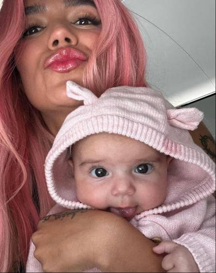 ¡Para derretirse de amor! Internautas se sorprenden con el parecido entre Karol G y su sobrina Sophie 