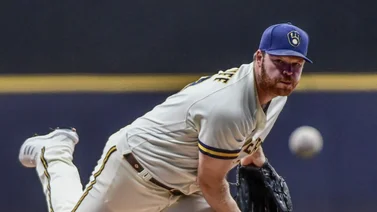 MLB: Brandon Woodruff con la cuerda guindando en Milwaukee