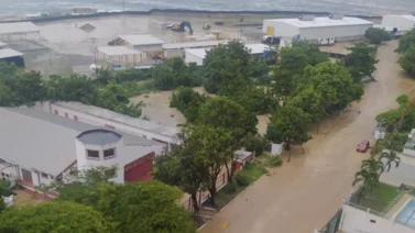 En imágenes: Así se encuentra el mar de leva en el estado La Guaira