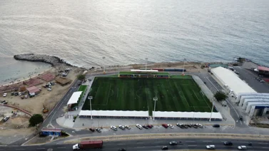 Así se encuentra el Estadio de Camurí Chico tras el fuerte oleaje en La Guaira (imágenes) 