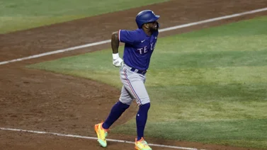 MLB: ¡Alarmas encendidas! Adolis García abandona el juego con aparente lesión (+Vídeo)