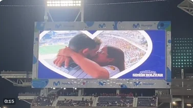Romántica propuesta en Medio del Clásico Caracas-Magallanes (+Vídeo)
