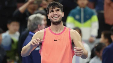 Carlos Alcaraz tumba a Sinner y hace historia en el China Open (+video)